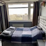 Beautiful 3-Bed Apartment At Swiss Cottage