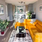 Beautiful 3-Bed Apartment At Swiss Cottage
