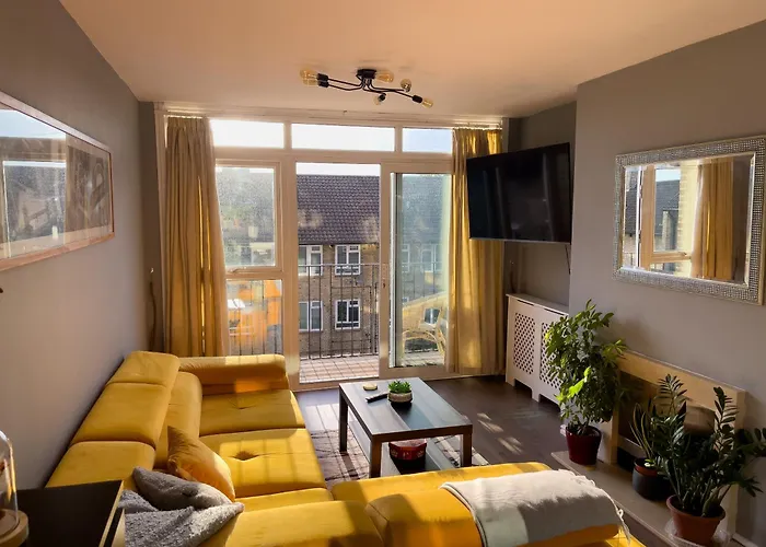 Beautiful 3-Bed Apartment At Swiss Cottage